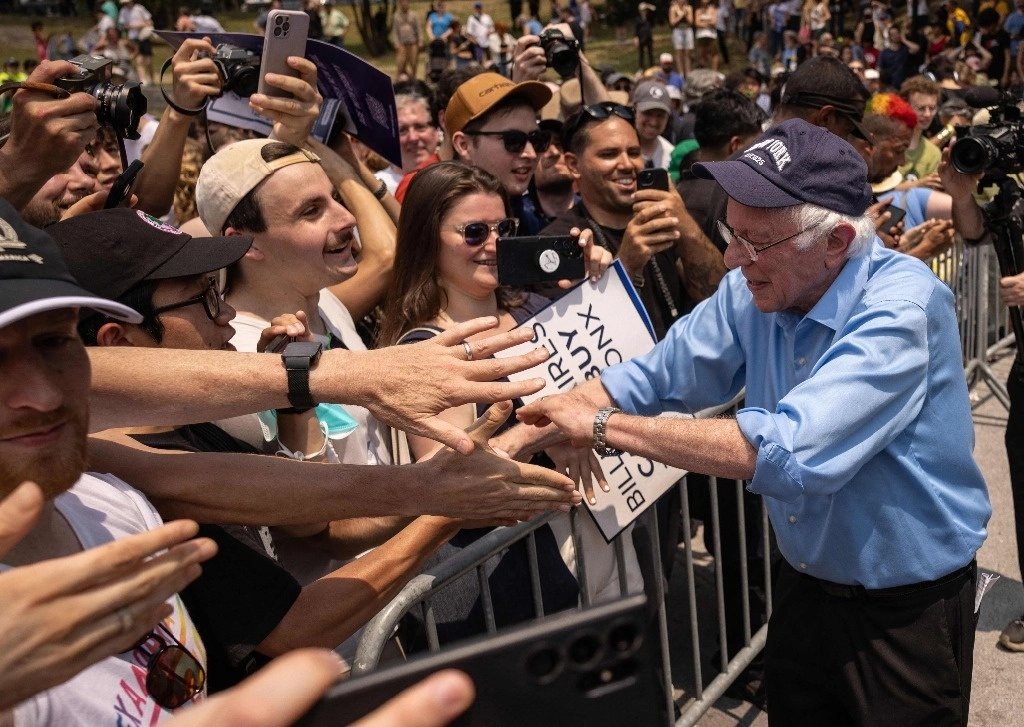 “Si cuatro ejecutivos ganan más dinero que todos los maestros de prescolar del país, algo está mal con nuestras prioridades nacionales”, afirmó el senador Bernie Sanders, quien el fin de semana participó en un ‘rally’ de llamado al voto en Nueva York. Foto Afp 
