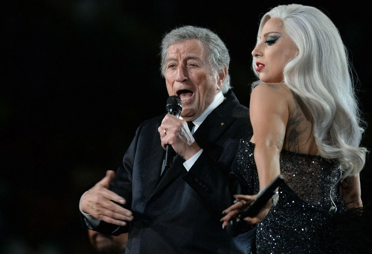 Tony Bennett, quien falleció la semana pasada, siempre fue un aliado en la lucha contra el racismo; incluso se negó a viajar y tocar en Sudáfrica durante los años del ‘apartheid’. También fue una voz de paz, en su autobiografía escribió: “la guerra es el nivel más bajo del comportamiento humano”. En la imagen, canta con Lady Gaga en la entrega de premios Grammy en Los Ángeles, en febrero de 2015. Foto Afp 