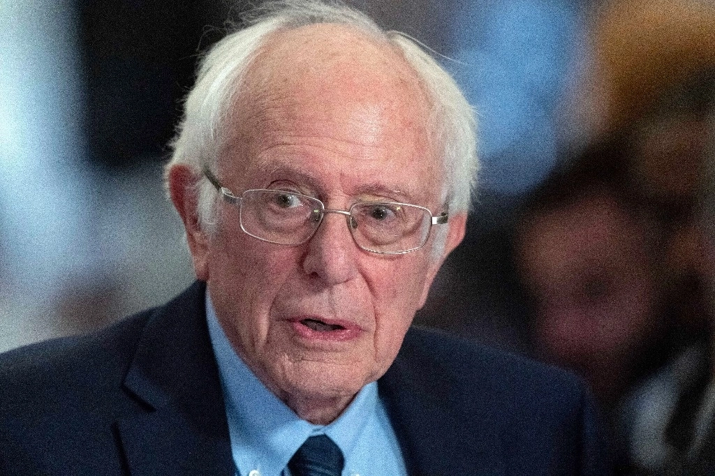 En Estados Unidos se vive una crisis de confianza política y social. Las mayorías no creen en la propaganda del poder sobre cómo funciona este país. Para fuerzas progresistas, el desafío es convencer de que otro futuro es posible. Eso se está haciendo desde hace tiempo y tomó forma a escala nacional con la campaña del demócrata-socialista Bernie Sanders (en imagen de archivo), y hoy continúa en diversos movimientos sindicalistas, ambientalistas e inmigrantes, entre otros. Foto Ap