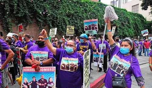 Más de mil conserjes del Sindicato Internacional de Empleados de Servicio se manifestaron la semana pasada en Los Ángeles, California, ante el inminente vencimiento de sus contratos. Denuncian no haber recibido ninguna compensación, pese a que han sido considerados "trabajadores esenciales" y han laborado haciendo limpieza en oficinas de biotecnología durante la pandemia del Covid-19. Foto Afp