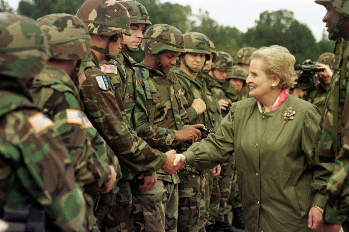 El fallecimiento de Madeleine Albright, primera mujer titular del Departamento de Estado, la semana pasada, provocó elogios nostálgicos de Estados Unidos y su misión como “líder del mundo libre”. La imagen es de agosto de 1998 durante una visita a soldados desplegados en Bosnia. Foto Ap