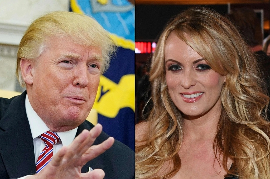 Donald Trump y la actriz porno Stormy Daniels, a quien se le preguntó si teme estar como testigo contra el ex presidente, a lo que respondió “lo he visto desnudo, no hay manera de que sea más aterrador con la ropa puesta”. Foto Afp / Archivo