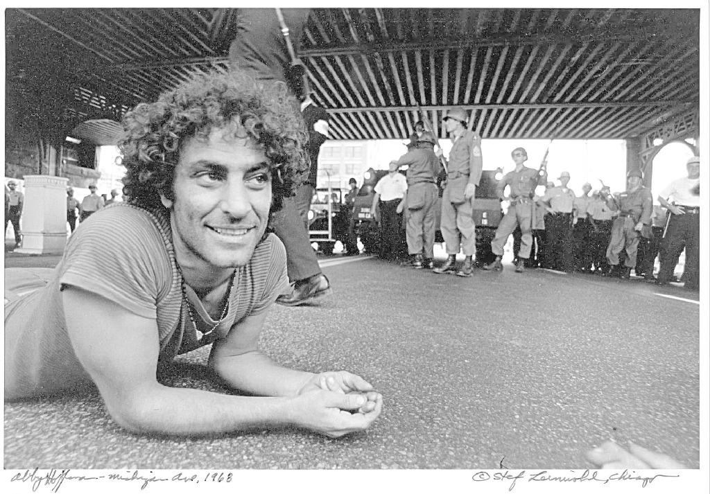 El pasado día 12 se cumplieron 34 años del fallecimiento de Abbie Hoffman, emblema de la “contracultura” de los años 60 y uno de los líderes –aunque seguro no aceptaría ese título– del gran movimiento contra la guerra y el imperio. Foto de Twitter