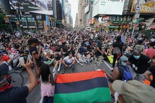 Manifestantes en la calle 42, cerca de Times Square, en Nueva York, en repudio al asesinato del afroestadunidense George Floyd en Minnesota. Foto Afp