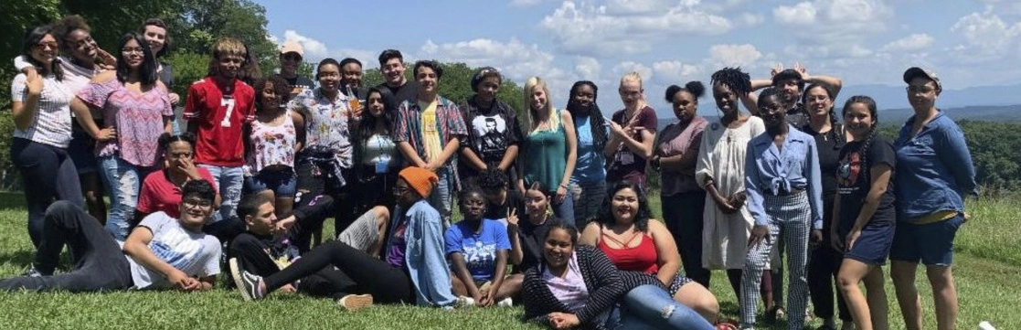 Seeds of Fire (SOF), del Highlander Research and Education Center, es un programa conformado y dirigido por jóvenes en los Apalaches, sur de Estados Unidos, que se organizan en pro de la justicia social y el cambio. SOF se enfoca en la importancia de que sus miembros coentrenen y coeduquen a sus comunidades, porque la juventud tiene el poder de catalizar el cambio sistémico en todos los ámbitos. La institución cumplió 90 años el fin de semana. Foto tomada del Highlander Research and Education Center 