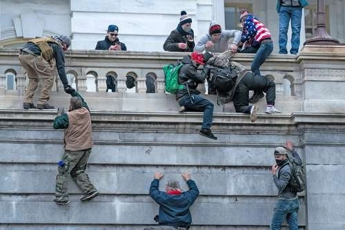 Entre principales noticias que acapararon los titulares en Estados Unidos este año está el asalto al Capitolio el 6 de enero (en la imagen), intento de golpe de Estado en este país autoproclamado “modelo democrático para el mundo”. Foto Ap