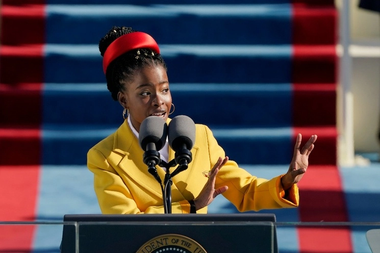 La poeta Amanda Gorman, en enero de 2021, cuando recitó una de sus obras durante la toma de posesión del presidente Joe Biden. Autoridades de una primaria pública en Miami prohibieron dichos versos de la joven afroestadunidense. Foto Ap 