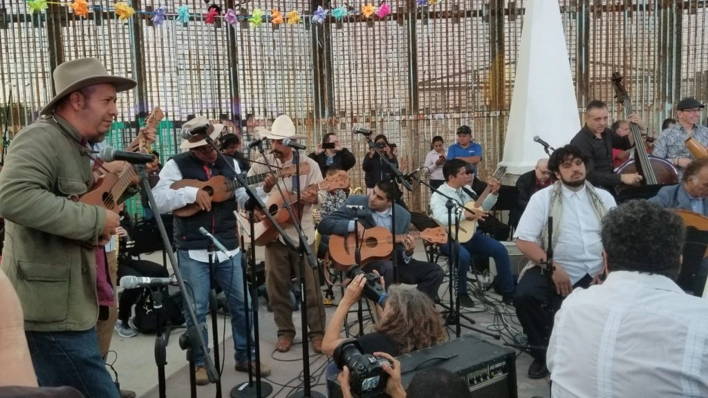 “El fandango es donde nos juntamos todos… una sola voz para celebrar”, comenta Arturo O’ Farrill, invitando a escuchar historias tan diferentes, pero tan comunes de los inmigrantes en un diálogo musical ofrecido entre son jarocho y jazz afrolatino y algunos ecos persas y sus antecesores. Foto tomada del sitio de https://fandangowall.com