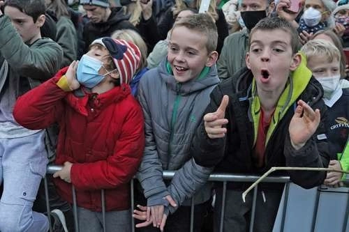 Pequeños partidarios de la joven ambientalista sueca Greta Thunberg gritan mientras ésta subía al podio para hablar durante una manifestación en Glasgow, Escocia, ciudad sede de la cumbre del clima COP26.Foto Ap