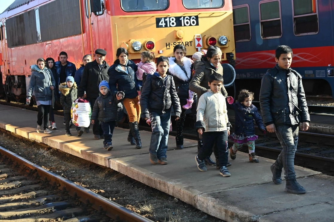 Refugiados ucranios que huyen de la guerra que estalló el pasado jueves llegan a la estación de tren de Zahonyi, ciudad fronteriza con Hungría.Foto Afp