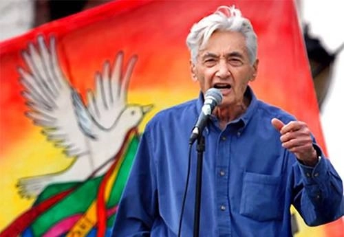 Donald Trump denunció la semana pasada que el gran historiador Howard Zinn –junto con otros progresistas– tiene la culpa de desorientar y engañar a generaciones de estudiantes al adoctrinarlos con nociones izquierdistas y antipatrióticas. Foto del sitio de Internet https://www.howardzinn.org