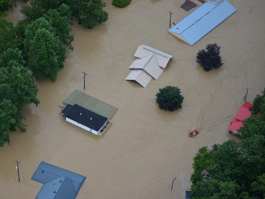 Estados Unidos es líder mundial en generar el calentamiento global, y aunque por un lado presume de promover ambiciosas medidas para enfrentar el problema, por otro permite mayor producción de combustibles fósiles. En la imagen, daños en Kentucky por fuertes lluvias producto del cambio climático. Foto Afp / Guardia Nacional de Kentucky / Archivo