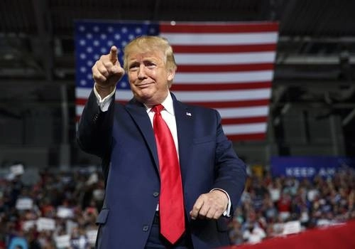 El ex presidente Donald Trump, en imagen de archivo, es culpable de que cientos de mi-les estén muertos por su negligencia frente a la pandemia de Covid-19. Foto Ap