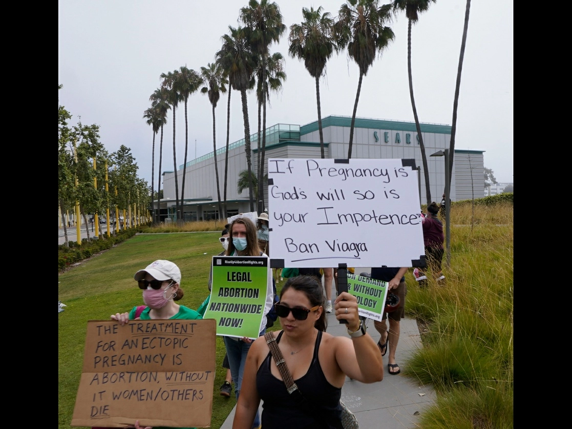 Activistas en favor del aborto se moviliza-ron el sábado para defender las oficinas de Planned Parenthood, en Santa Mónica, Cali-fornia. La semana pasada opositores a esa práctica marcharon contra la misma clínica obligándola a cerrar temprano. Foto Ap