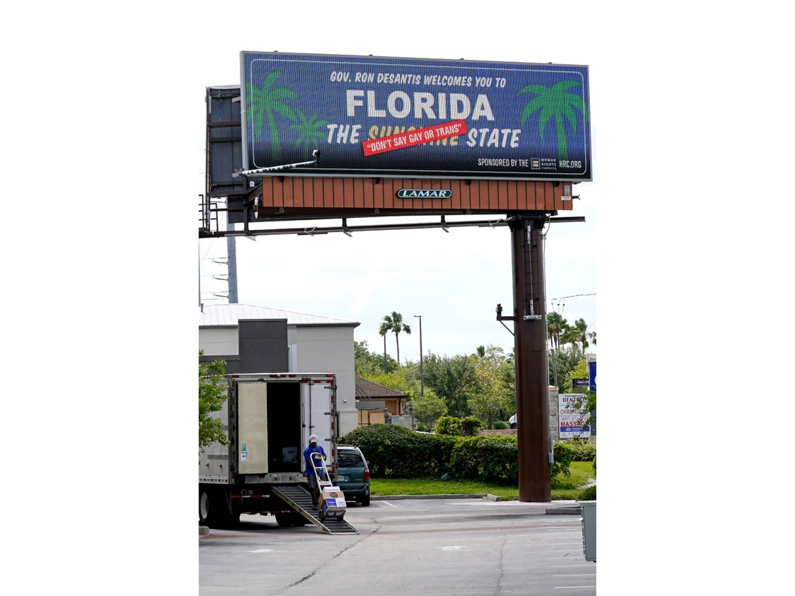 Un cartel a la entrada de Orlando dice: “El gobernador Ron DeSantis te da la bienvenida a Florida, no digas gay o ‘trans’”. La Walt Disney Company se encuentra en medio de una disputa con fuerzas derechistas, en esta ocasión encabezada por el mandatario republicano DeSantis, la cual fue detonada cuando la empresa decidió expresar su oposición a la legislación estatal antigay. Foto Ap