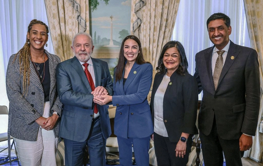 El presidente brasileño Luiz Inácio Lula da Silva se reunió con legisladores demócratas progresistas durante su reciente visita a Washington. De izquierda a derecha: la ministra brasileña para la igualdad racial Anielle Franco; el gobernante Lula y los congresistas Alexandria Ocasio-Cortez, Pramila Jayapal y Ro Khanna. Foto Afp / Presidencia de Brasil 