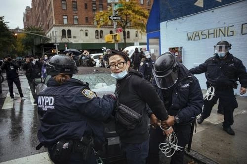 La policía arrestó ayer a varios asistentes a una manifestación en Nueva York contra el avance de la amenaza neofascista en Estados Unidos.Foto Ap