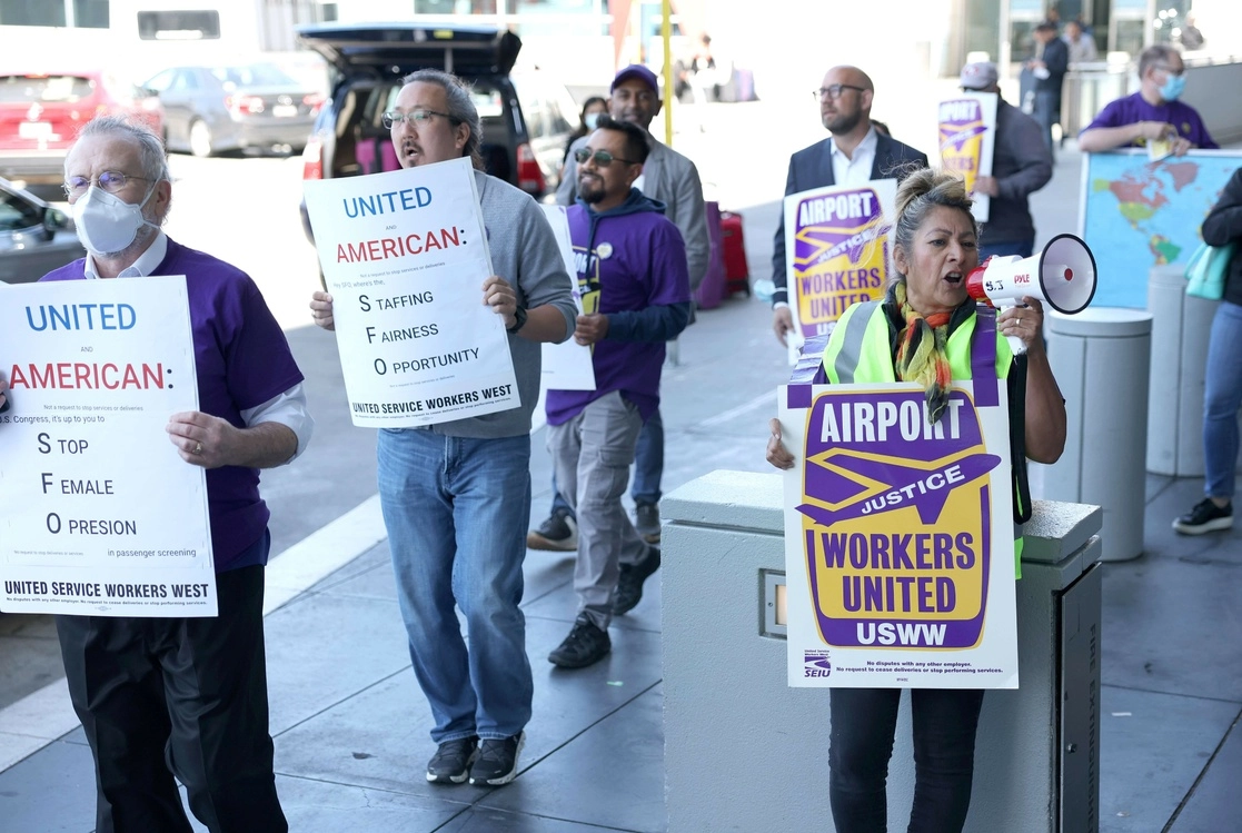 Trabajadores del Aeropuerto Internacional de San Francisco, en California, protestaron el viernes pasado afuera de la terminal aérea para denunciar la escasez de personal en vísperas del ajetreado fin de semana por el feriado del Día del Trabajo. Foto Afp 