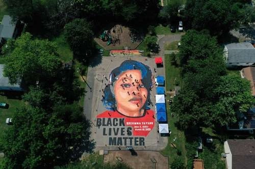 Vista aérea de una pintura a gran escala que representa a Breonna Taylor en Annapolis, Maryland.Taylor fue asesinada dentro de su departamento a tiros por miembros del Departamento de Policía de Louisville en marzo durante una fallida redada antidrogas. Foto Afp