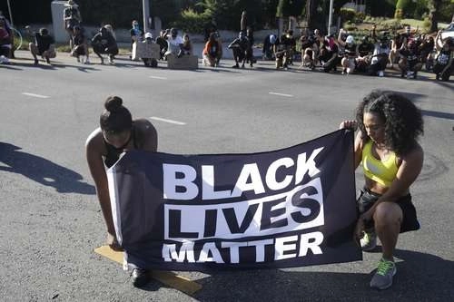 Estados Unidos vive el movimiento de protesta social más grande de la historia del país. En la imagen, detalle de la marcha realizada el fin de semana en Los Ángeles en memoria de Breonna Taylor, una trabajadora de la salud de 26 años fue asesinada dentro de su departamento por policías de Louisville en un fallida redada antidrogas. Foto Ap
