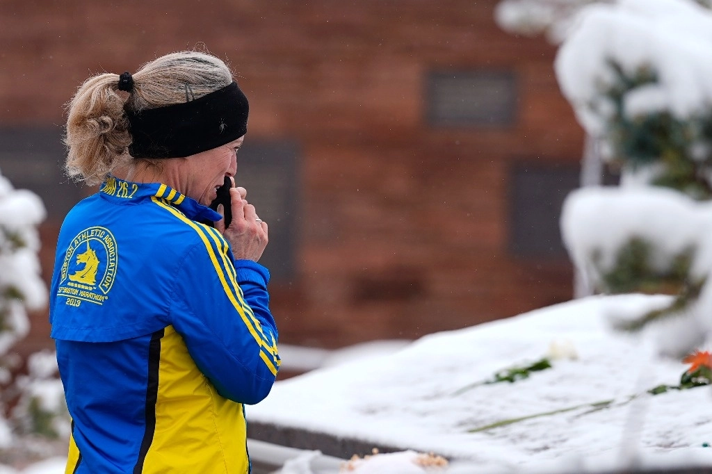 Escena ante el monumento a las víctimas de la matanza en la preparatoria de Columbine, Colorado, el 20 de abril de 1999. El tiroteo dejó 13 muertos, 12 estudiantes y un maestro. Foto Ap