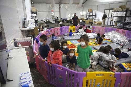 En imagen de archivo, niños migrantes en un centro de detención en la ciudad de Donna, en Texas. Foto Ap