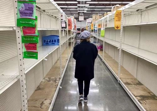 El presidente Donald Trump ha sido criticado por el manejo de la epidemia por coronavirus en Estados Unidos, donde han muerto 21 personas y hay 537 contagios. La imagen, en Glendale, California, donde se agotaron los productos de higiene. Foto Afp