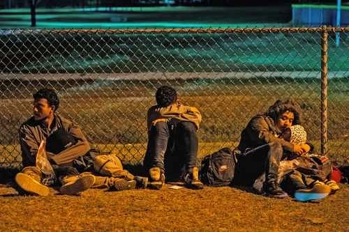 En imagen de hace unos días, migrantes esperan en La Joya, Texas, luego de haber cruzado el Río Bravo, que llegue el autobús de la patrulla fronteriza que los regresará a México. Foto Afp