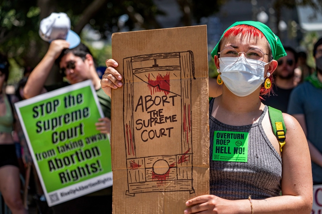 Activistas por el derecho al aborto se reunieron ayer en el centro de Los Ángeles. La Suprema Corte de Estados Unidos anuló el derecho constitucional a la interrupción del embarazo que había estado vigente durante casi 50 años. Foto Ap 