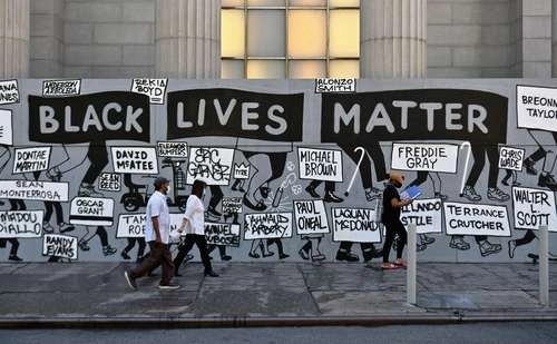 En la imagen, un mural con la consigna Las vidas de los negros valen, en Union Square, Nueva York. Foto Afp