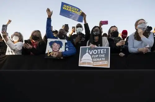 Un día antes del asalto al Capitolio, los demócratas ganaron los dos escaños del Senado federal por Georgia, antes bastión republicano, y recuperaron el control de la cámara alta. En la imagen, partidarios de los dos candidatos, el pasado día 4. Foto Afp