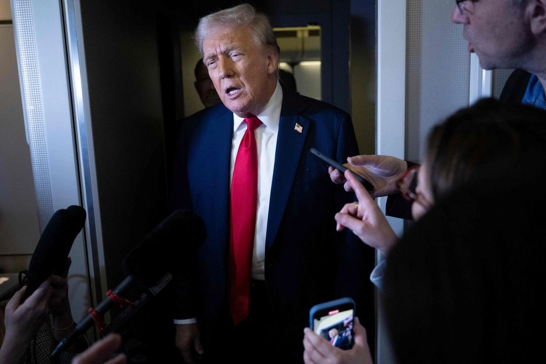 El presidente Donald Trump habló con la prensa en el ‘Air Force One’ durante el vuelo de regreso de Florida a Washington. Aseguró a los reporteros que “hay formas” de que logre un tercer mandato, pese a que la Constitución lo prohíbe. 
