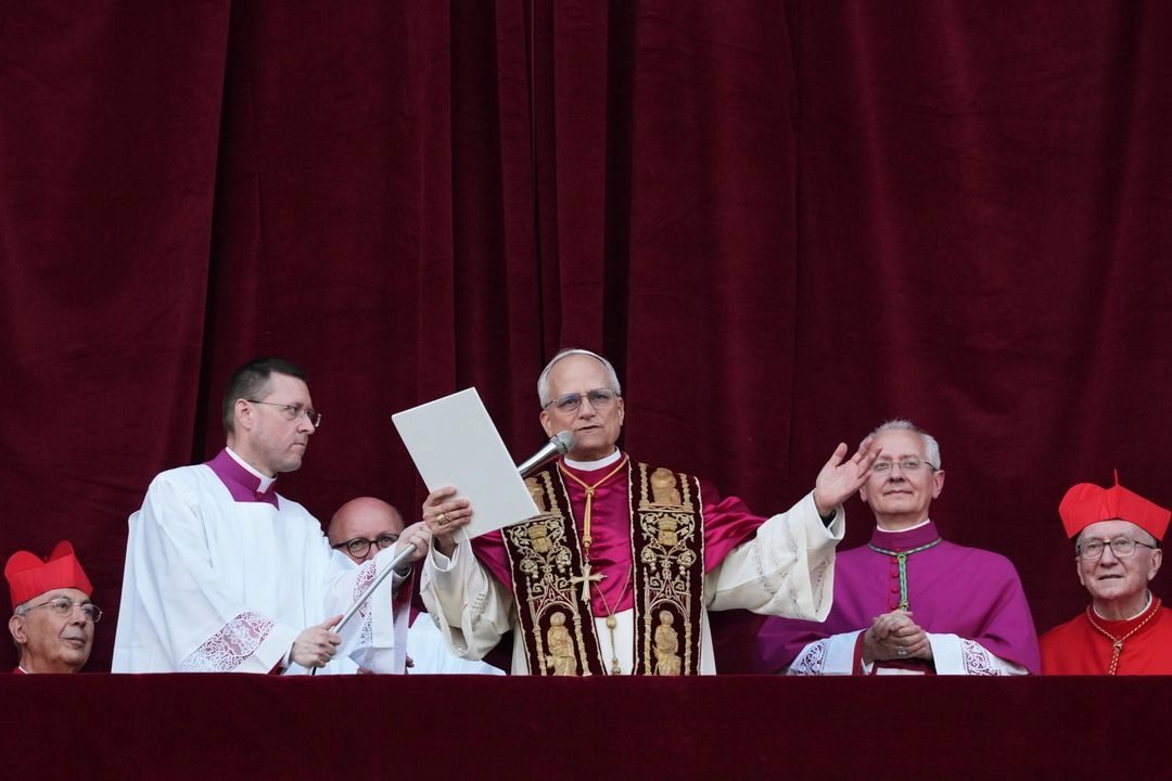El papa León XIV durante un mensaje a los fieles desde el balcón de la Basílica de San Pedro, en el Vaticano, el 8 de mayo de 2025. Foto 