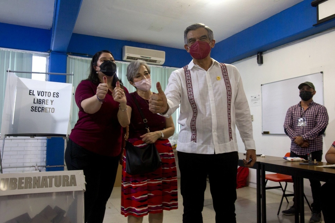 El candidato de Morena a la gubernatura por Tamaulipas, Américo Villarreal, emite su voto en la UPN de Ciudad Victoria, el 5 de junio de 2022. Foto Cuartoscuro