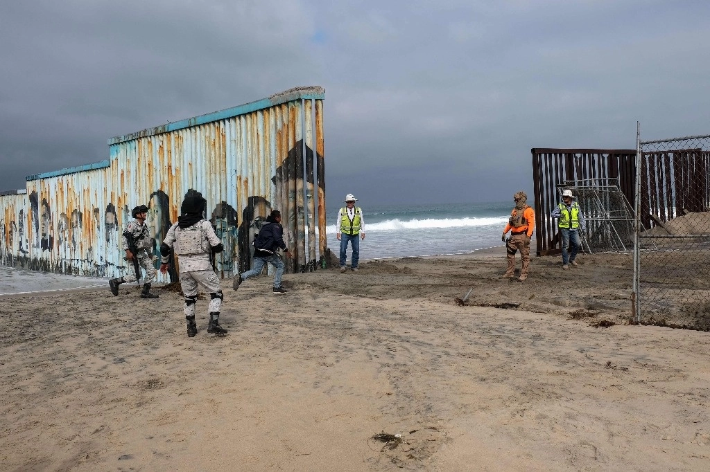 Un hombre intenta cruzar de Tijuana, Baja California, hacia San Diego, California, el 28 de septiembre de 2023. Foto Afp