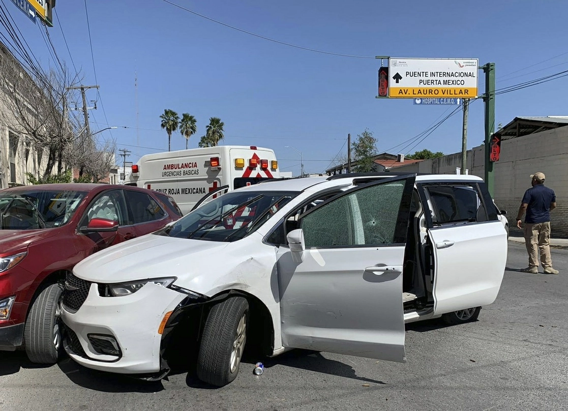 Un miembro de las fuerzas de seguridad mexicanas junto a una minivan blanca con placas de Carolina del Norte y varios agujeros de bala, en la escena del crimen donde hombres armados secuestraron a cuatro ciudadanos estadounidenses que cruzaron a México desde Texas. Foto Ap