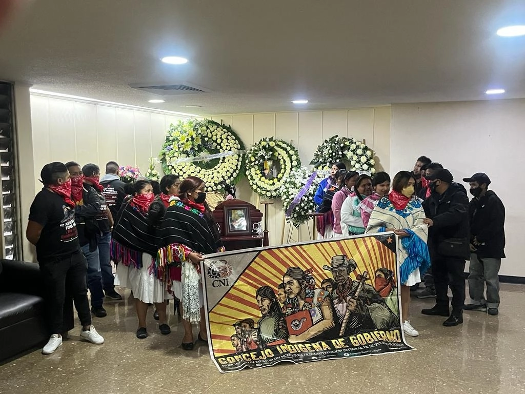 A la Sala 10 de los Velatorios del ISSSTE, ubicados en la Alcaldía Tlalpan, comenzaron a acudir diversos investigadores, académicos y funcionarios, entre ellos el embajador de la República de Cuba en México, Marcos Rodríguez Costa. Foto Luis Hernández