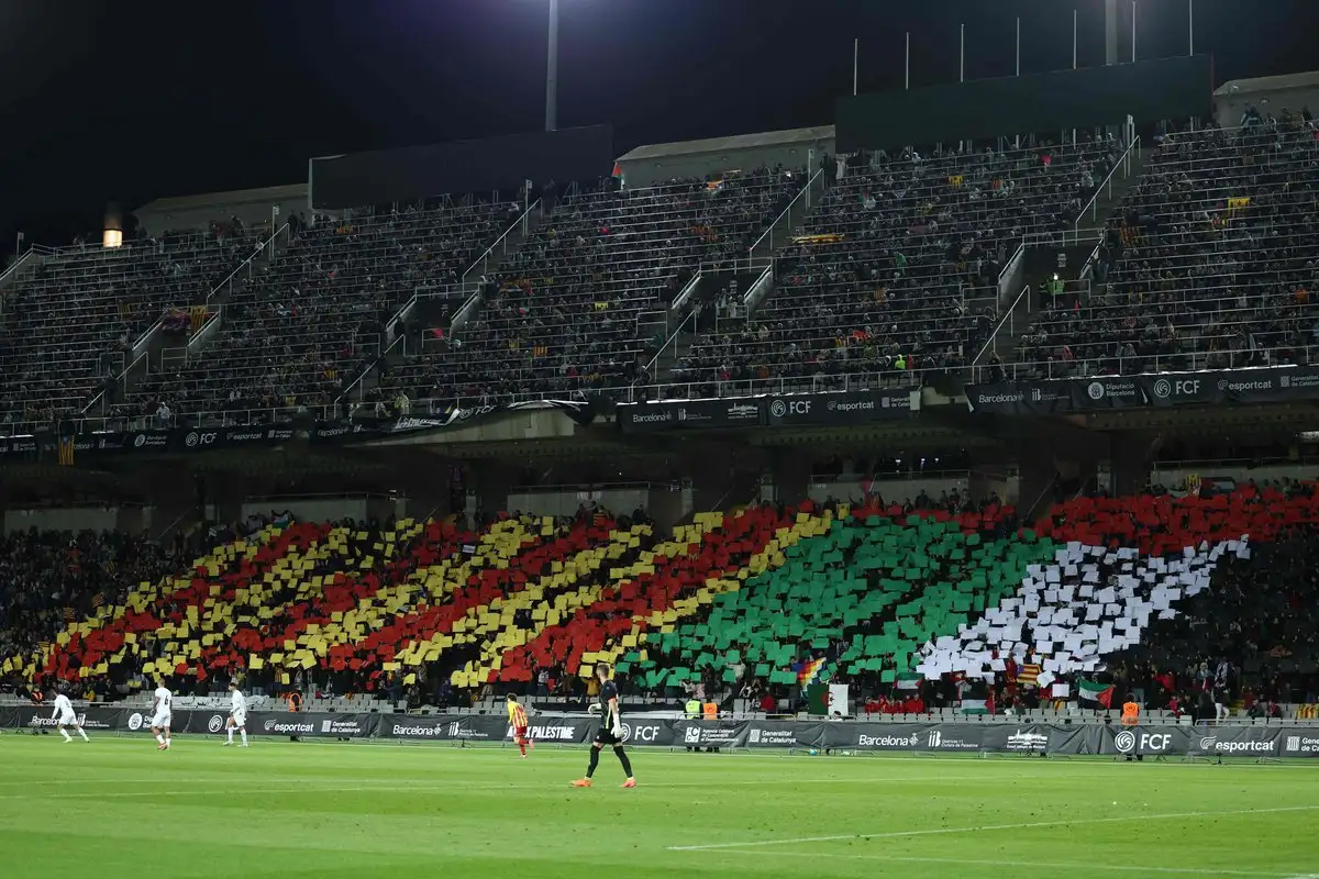 Unos 30 mil aficionados asistieron al simbólico encuentro en el que se mezclaron los colores de dos representativos que defienden su identidad histórica. Foto