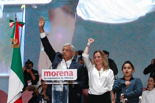 La noche del 1 de julio de 2018, en ese momento virtual triunfador presidencial, Andrés Manuel López Obrador, acompañado por su esposa, Beatriz Gutiérrez, reiteró en un mitin en el Zócalo la frase que sintetiza su pensamiento: Por el bien de todos, primero los pobres. Foto Roberto García Ortiz / archivo 