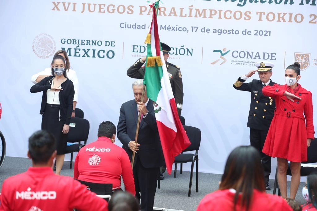 La delegación deportiva que representará a México en los próximos Juegos Paralímpicos de Tokio-2020 fue abanderada por el presidente Andrés Manuel López Obrador en Palacio Nacional, el 17 de agosto de 2021. Foto José Antonio López