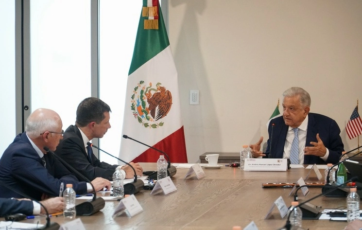 El presidente Andrés Manuel López Obrador se reunió ayer con Pete Buttigieg, Secretario de Transporte de EU. Foto tomada de Twitter @lopezobrador_