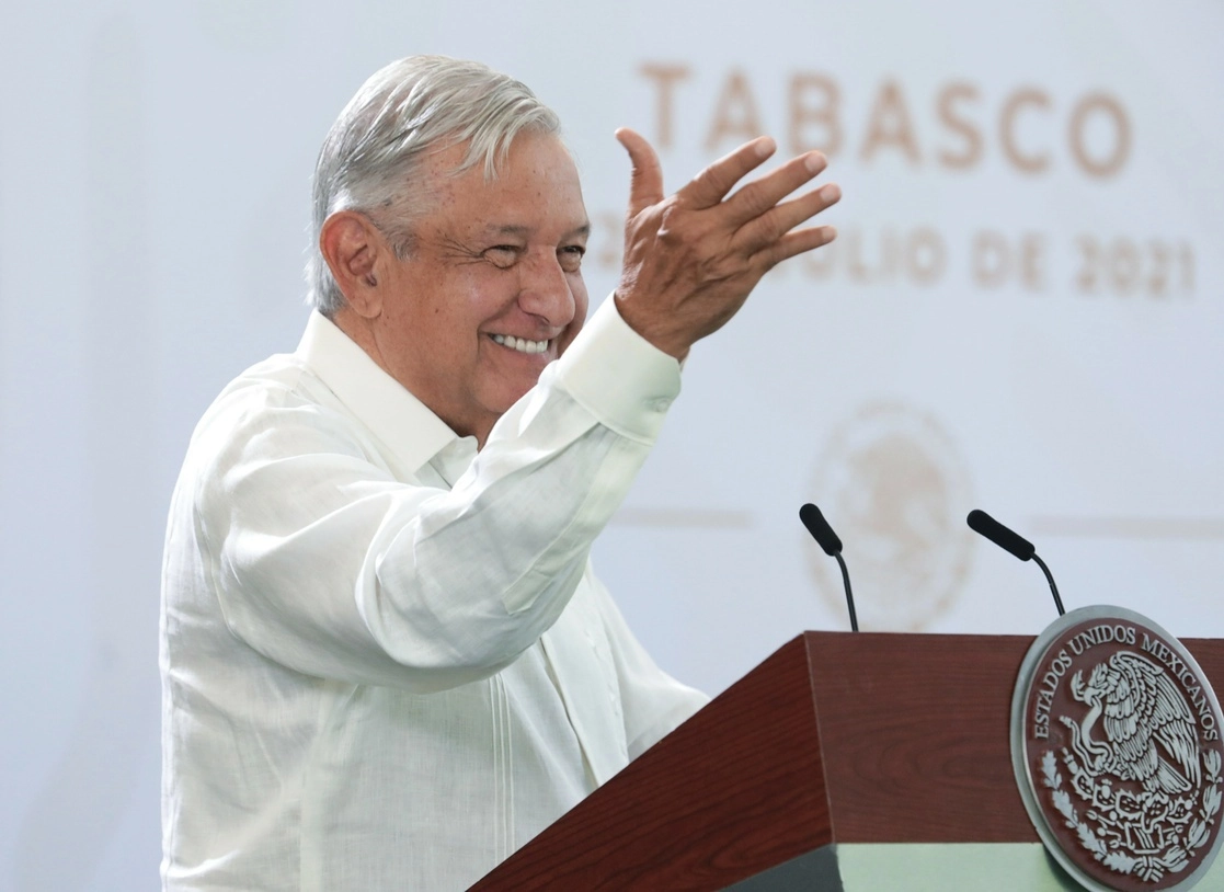 López Obrador saludó a ciudadanos que se acercaron a saludarlo y entregarle escritos con peticiones; uno de sus paisanos le regaló cocos. Foto cortesía Presidencia
