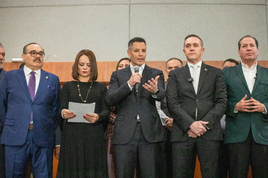 Los ex gobernadores Alejandro Murat (Oaxaca), Eruviel Ávila (estado de México) y el alcalde de Cuajimalpa, Adrián Rubalcava, entre otros, anunciaron la creación de una Alianza Progresista de ex priístas y su apoyo a Sheinbaum, el 19 de diciembre de 2023. Foto Pablo Ramos