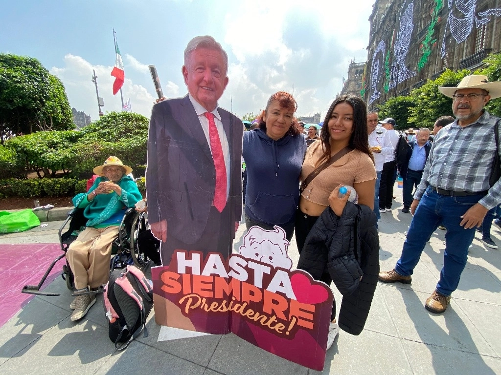 Simpatizantes del presidente Andrés Manuel López Obrador llegan al Zócalo capitalino, previo a la rendición de su último informe de gobierno, el 1 de septiembre de 2024. Foto Germán Canseco