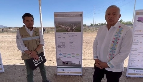 El presidente Andrés Manuel López Obrador y el director del IMSS, Zoé Robledo, en terrenos donde se construirá un nuevo hospital en Hidalgo. Foto Tomada del video publicado en el Twitter @lopezobrador_