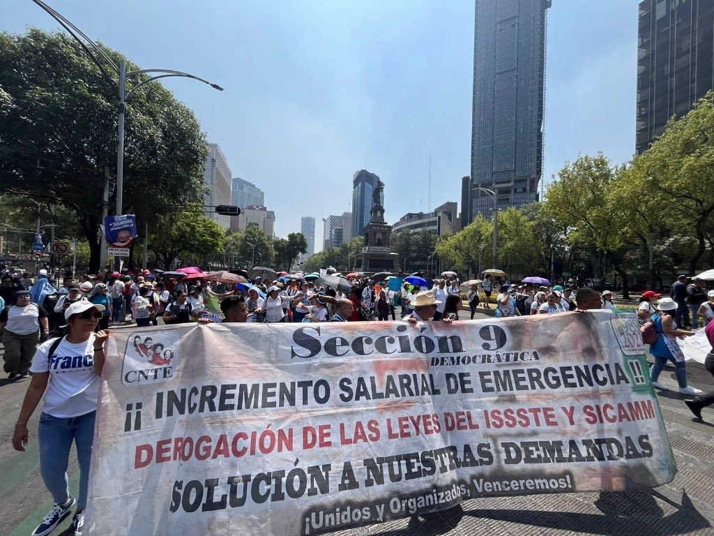 Maestros de la CNTE bloquean el cruce de Reforma e Insurgentes, en la Ciudad de México, el 20 de mayo de 2024. El servicio del Metrobús está suspendido. Foto Alfredo Domínguez


