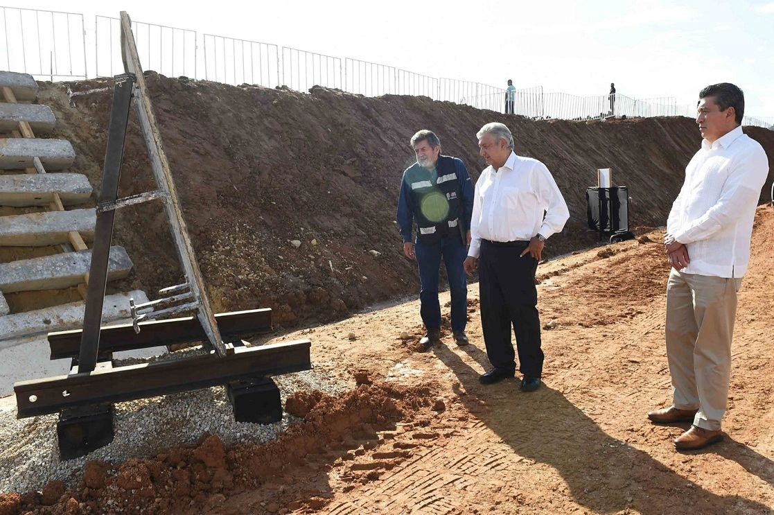 El presidente López Obrador supervisa los trabajos de construcción del Tren Maya en Palenque, Chiapas. Foto Presidencia

