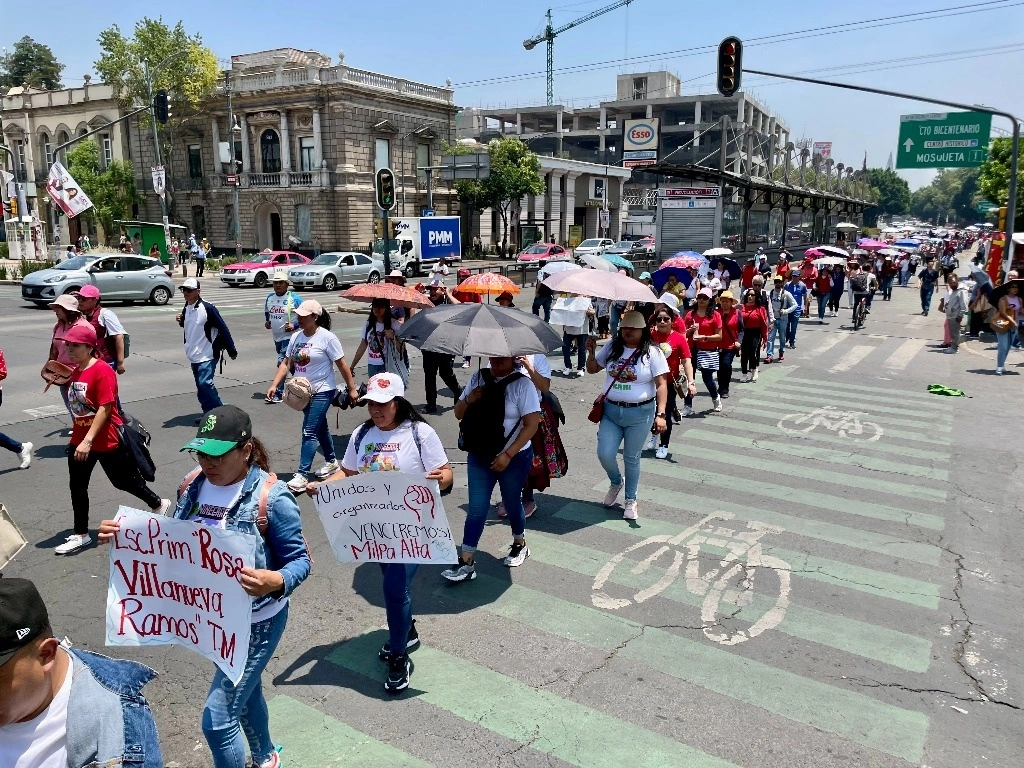 Maestros de la CNTE protestan frente al CEN del PRI en CDMX, el 23 de mayo de 2024. Foto Roberto García Ortiz