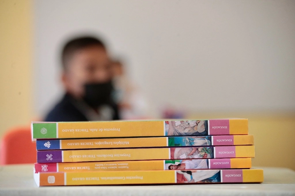 Alumnos de una escuela primaria, durante el primer día del ciclo escolar cuando les fueron entregados su libros de texto gratuitos. Foto Luis Castillo / Archivo 