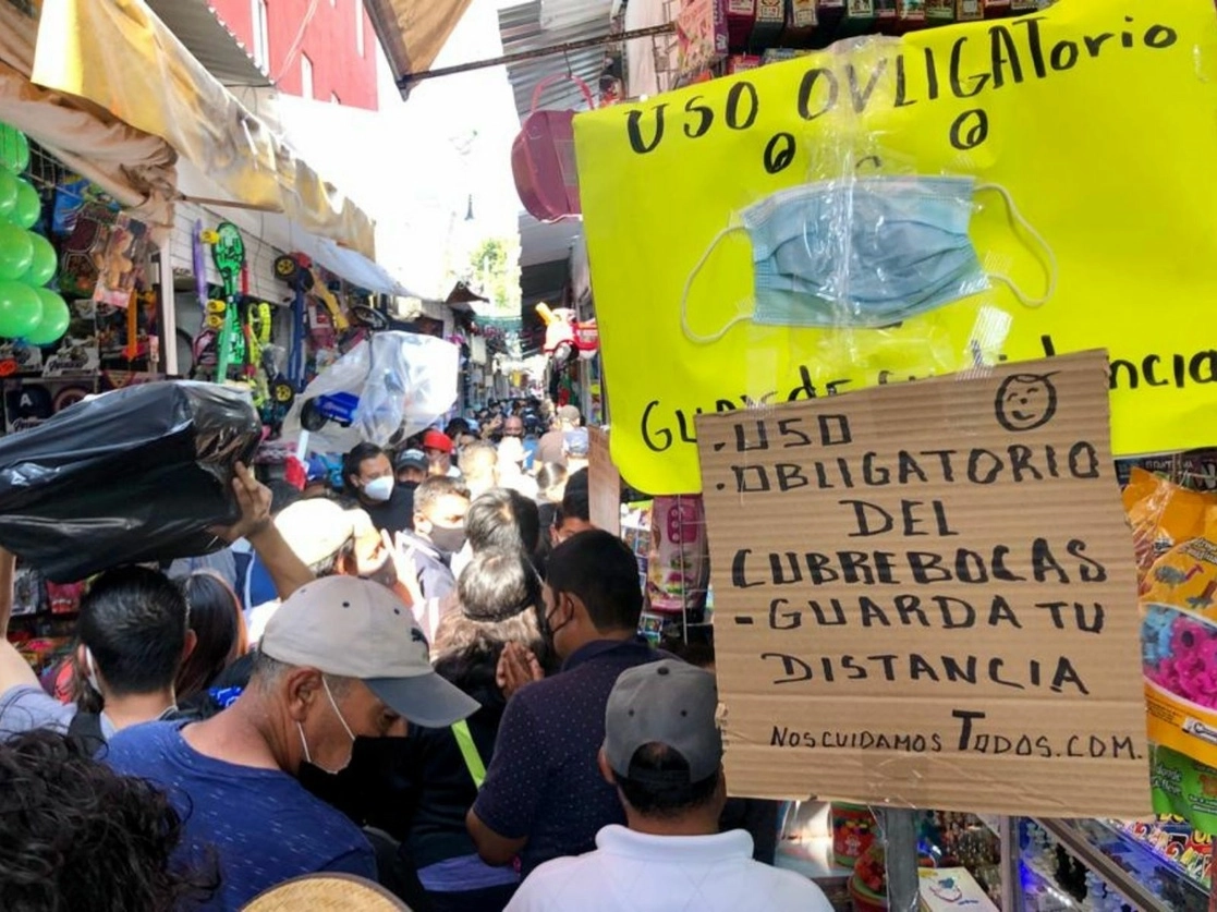 Ayer, decenas de compradores se reunieron en un tianguis de juguetes en el callejón Del Jirón, en el Centro Histórico, sin tomar en cuenta las medidas sanitarias correspondientes ni los llamados de las autoridades para permanecer en casa mientras los casos de Covid-19 aumentan en la Ciudad de México. Foto Luis Castillo